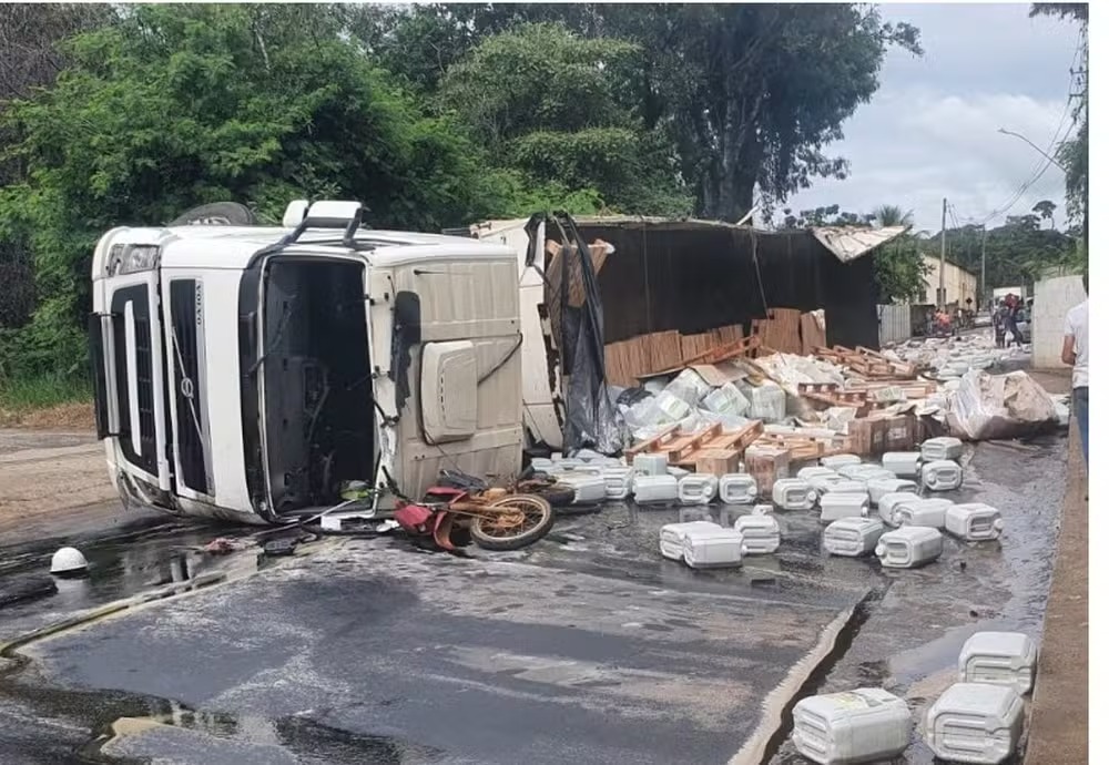 Carreta Tomba E Arrasta Postes Caminh O Carro E Moto R Dio Santana