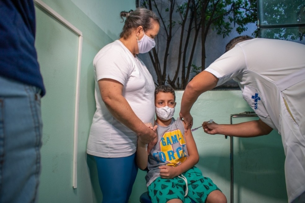 Vacinação: primeiras crianças são imunizadas em Divinópolis