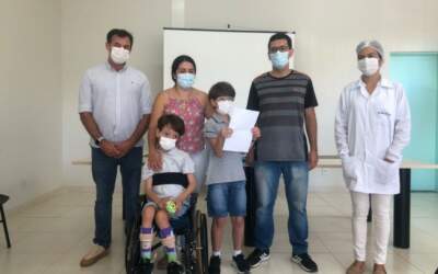 Gêmeos de 8 anos são as primeiras crianças vacinadas em Pará de Minas