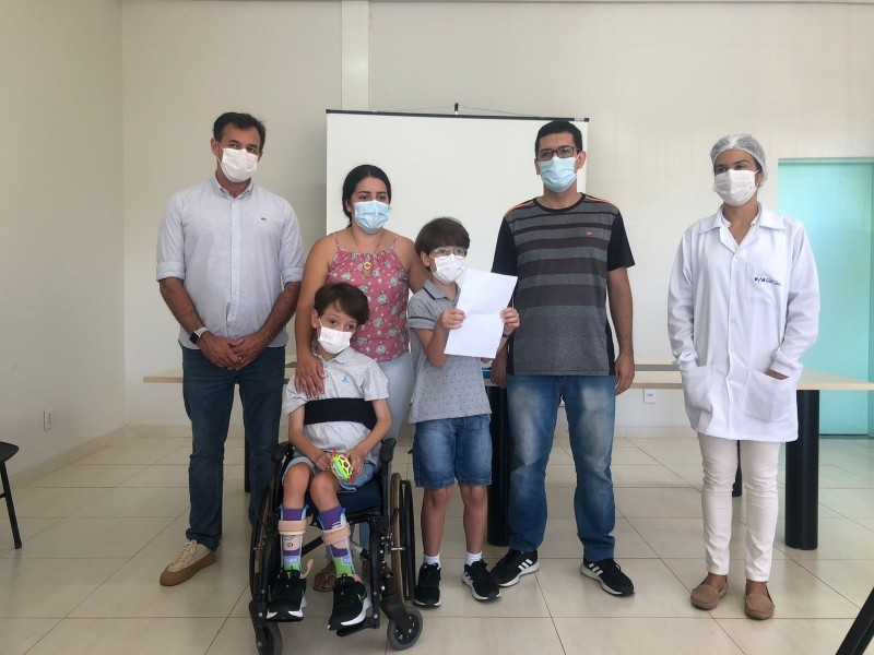 Gêmeos de 8 anos são as primeiras crianças vacinadas em Pará de Minas