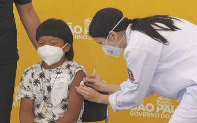 Indígena é a 1ª criança vacinada contra a Covid-19 no país
