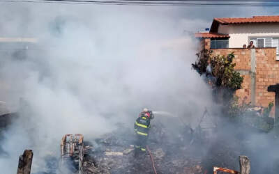 Oliveira: Bombeiros combatem incêndio em depósito