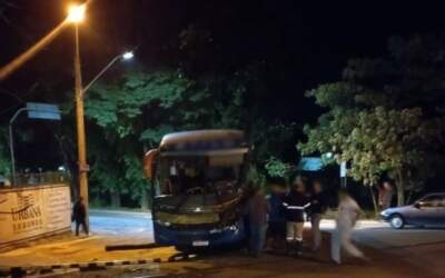 Ônibus se envolve em acidente com o trem na Avenida Dona Cota