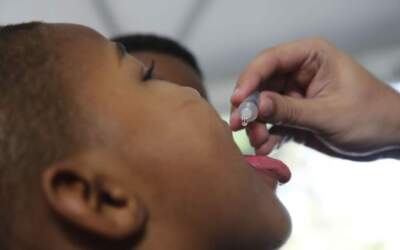 Brasil melhora cobertura vacinal contra a poliomielite em 2023
