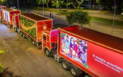 Caravana iluminada de Natal passa por Divinópolis na noite desta segunda