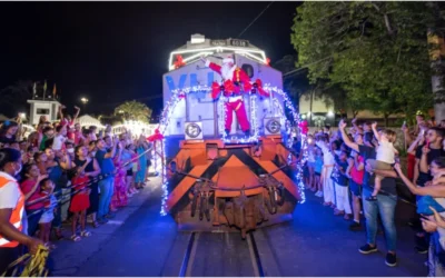 Papai Noel chega em Itaúna a bordo do trem iluminado