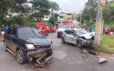 Três veículos colidem na Rua Ana de Faria Dornas