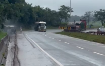 Rio Manso: Caminhão fica sem controle e van capota na BR-381