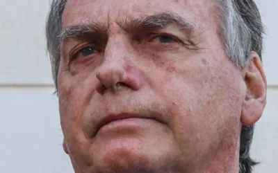PF indicia Bolsonaro e mais 16 por fraude em cartão de vacinação