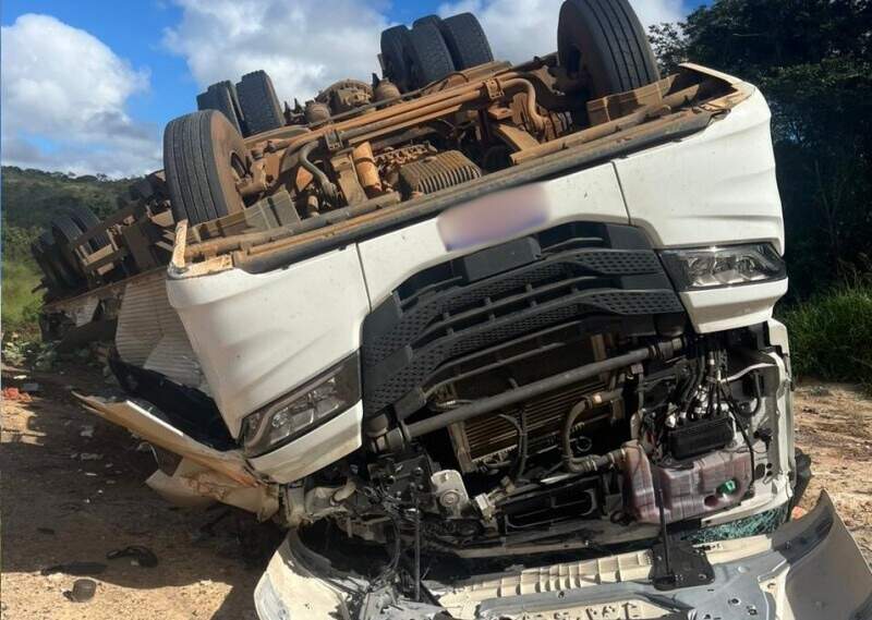 Motorista de Pará de Minas morre em capotamento de carreta