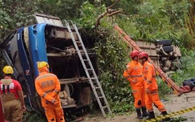 Ônibus capota e deixa pelo menos sete mortos em rodovia de Minas