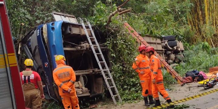 Ônibus capota e deixa pelo menos sete mortos em rodovia de Minas