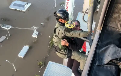 Drone localiza moradores pedindo ajuda no topo de prédio