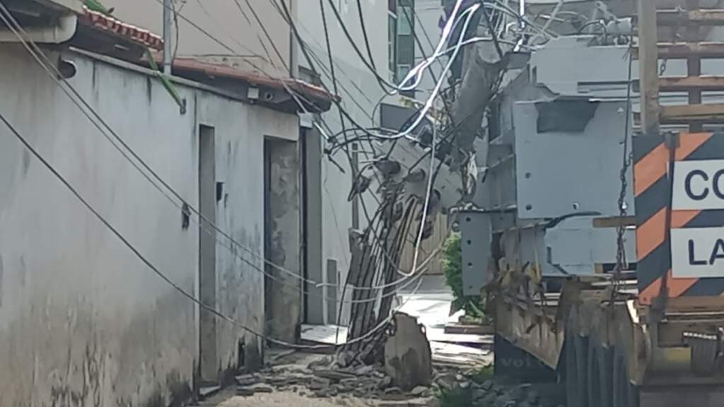 Carreta derruba poste de energia no Bairro Vila Mozart