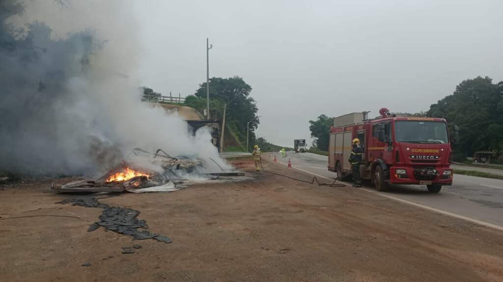 Bombeiros de Itaúna combatem fogo em carreta na BR-381 – Rádio Santana FM