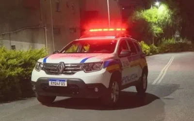 Carro bate em caminhão e ocupantes fogem, deixando veículo para trás
