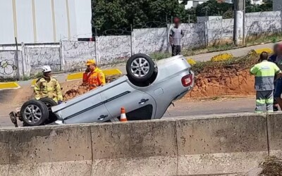 Criança é arremessada de carro  durante capotamento na MG-050