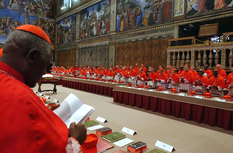 Cardeais se reúnem no Vaticano para decidir sobre o Conclave - Rádio Santana FM - Notícias de Itaúna e Região