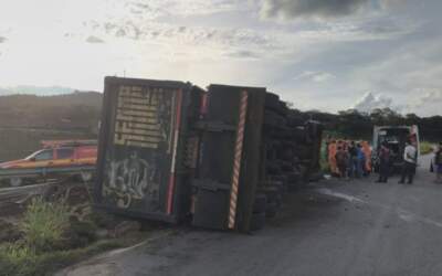 Caminhão carregado com minério tomba no trevo de Itaúna