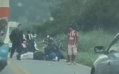 Motociclista fica ferido ao colidir em urubu