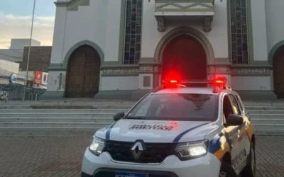 Homem tenta fugir em procissão, após jogar pedras na sacristia da matriz