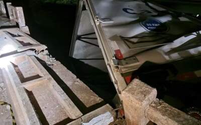 Motorista morre ao cair com caminhão de cerveja dentro de rio na BR-262