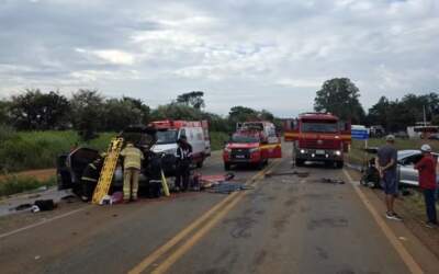 Mulher morre e outra fica ferida em batida entre quatro carros