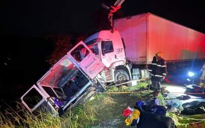 Batida entre carreta e van deixa 9 mortos no norte de MG
