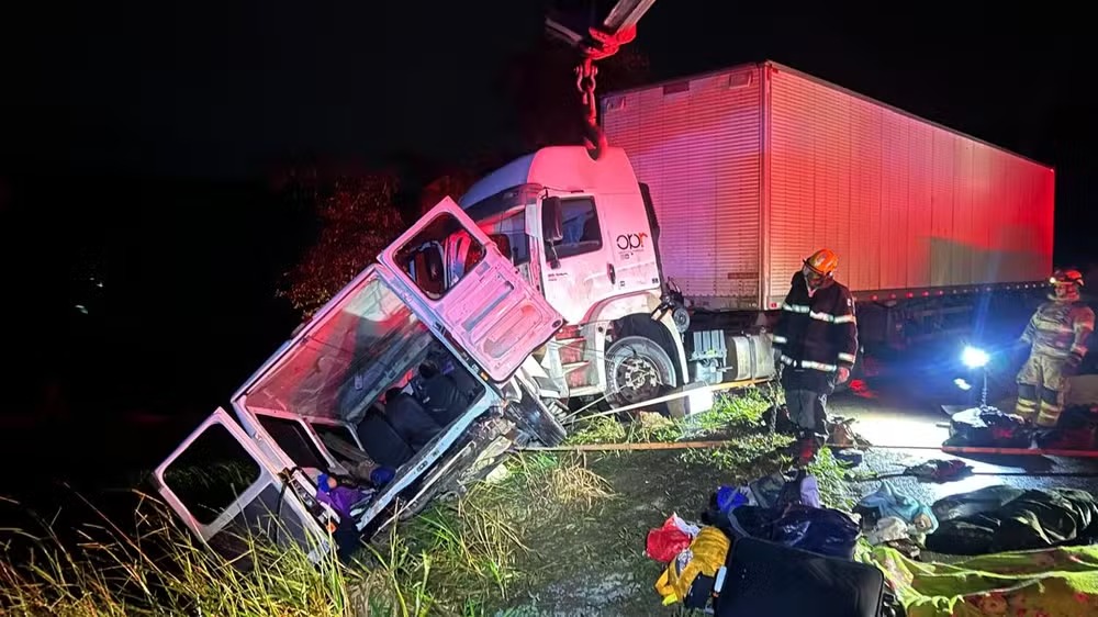 Batida entre carreta e van deixa 9 mortos no norte de MG