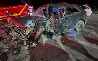 Carro invade contramão e bate em outro carro na MG-050
