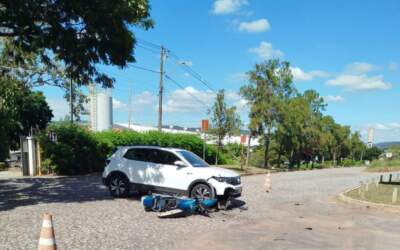 Colisão entre carro e moto registrada na MG-431 em Itaúna