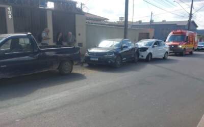 Motorista passa mal e causa acidente envolvendo três veículos no Parque Jardim