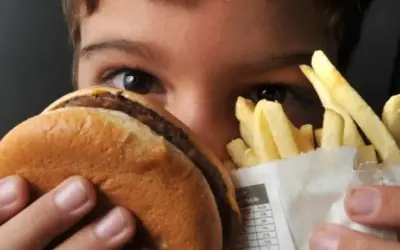Excesso de telas contribui para obesidade de jovens, diz nutricionista