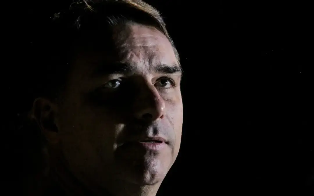 Flávio Bolsonaro diz que vai para os EUA ‘defender o PIX’