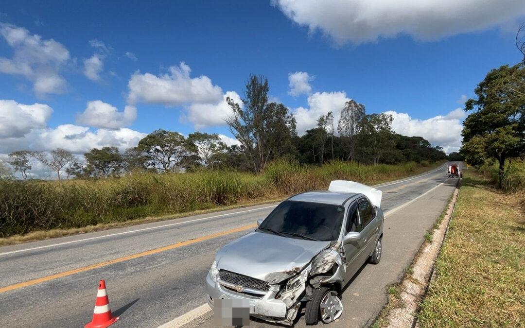 Caminhão atinge carro e deixa o local sem prestar socorro