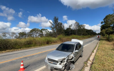 Caminhão atinge carro e deixa o local sem prestar socorro