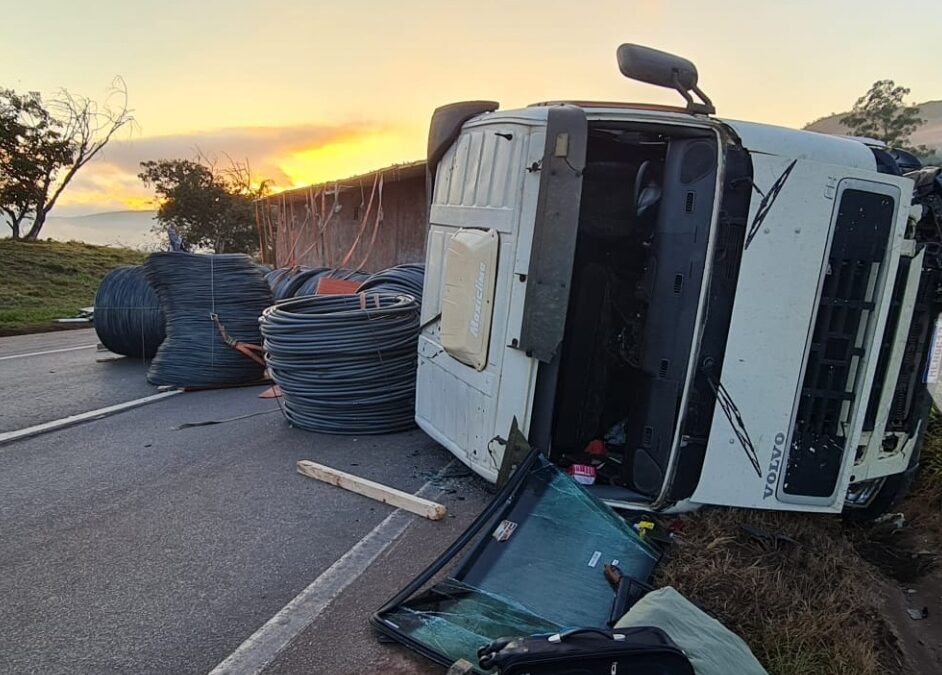 Caminhoneiro morre em acidente na BR-381, entre Rio Manso e Itatiaiuçu