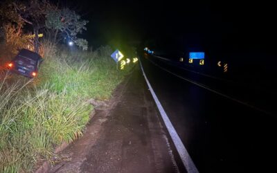 Carro bate contra árvore de madrugada, na MG-050 em Itaúna