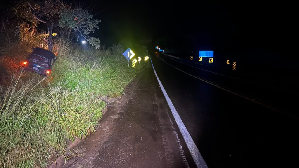 Carro bate contra árvore de madrugada, na MG-050 em Itaúna