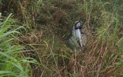 Mulher fica ferida na queda de carro em ribanceira, na MG-050