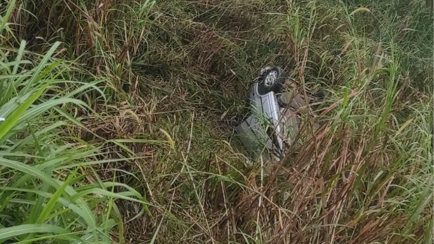 Mulher fica ferida na queda de carro em ribanceira, na MG-050