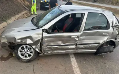 Colisão entre carro e caminhão na BR-262 deixa ferido grave