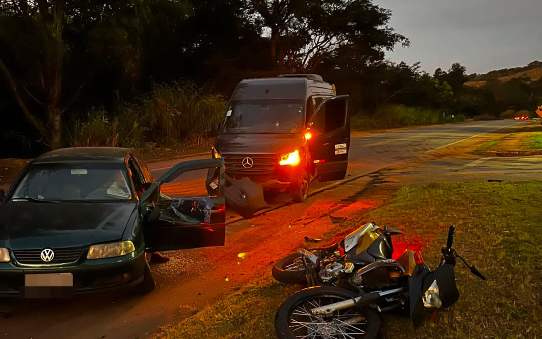 Colisão entre van, moto e carro deixa feridos em Itatiaiuçu