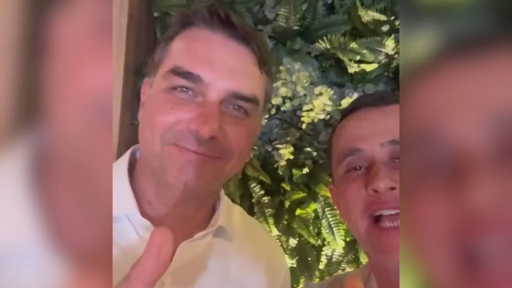 Flávio Bolsonaro sinaliza visita a Divinópolis após convite