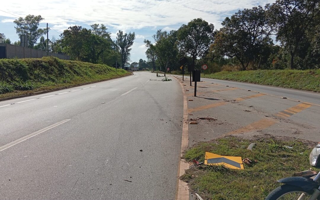 Jovem colide moto contra placa de sinalização na MG-050