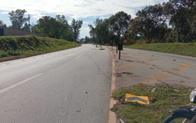 Jovem colide moto contra placa de sinalização na MG-050