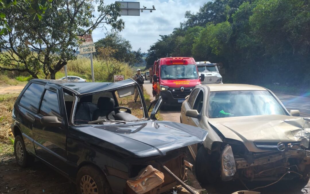Quatro pessoas ficam feridas em colisão de três veículos na MG-431