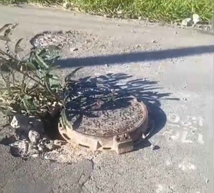 Tentativa de furto deixa bueiro sem tampão em via de Itaúna