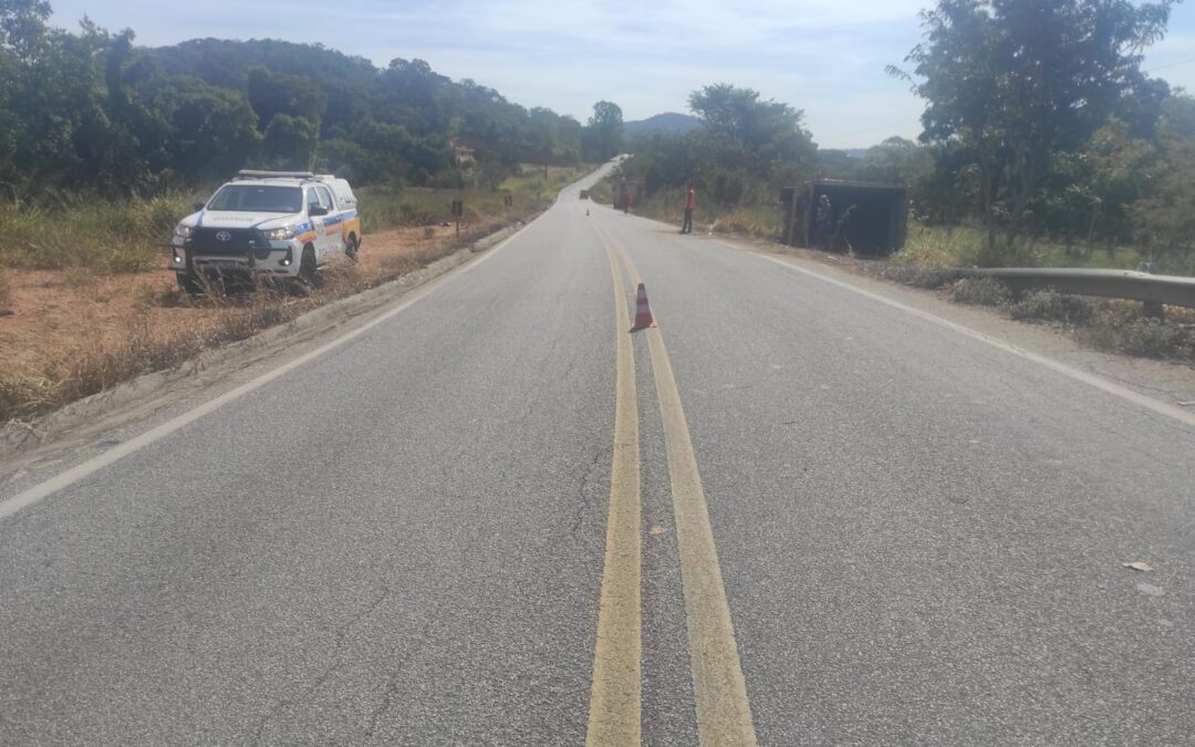 Tombamento de caminhão deixa dois feridos em Carmo do Cajuru
