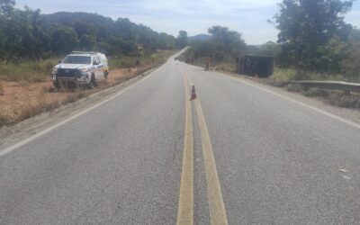 Tombamento de caminhão deixa dois feridos em Carmo do Cajuru